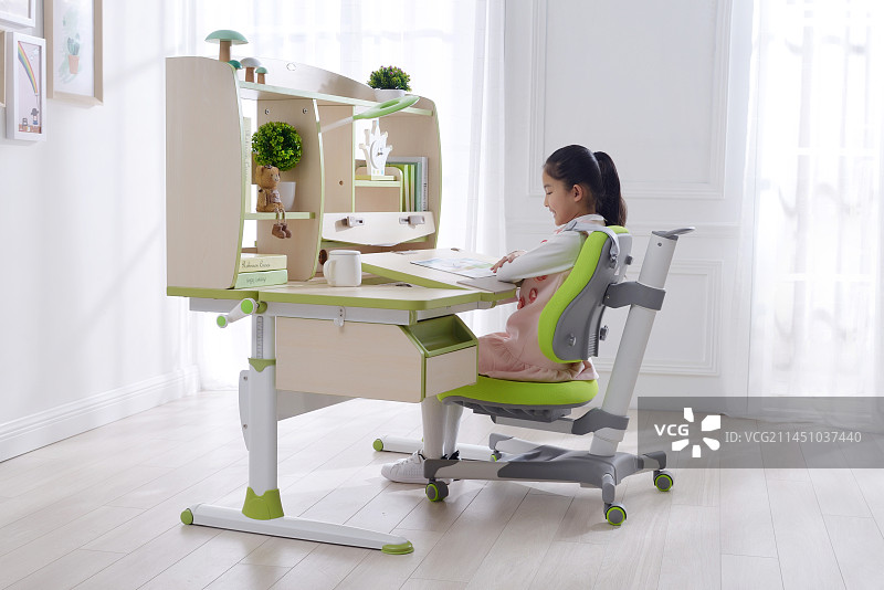 小女孩在书房学习图片素材