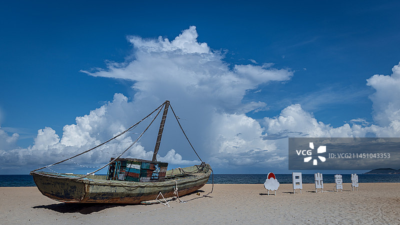 《海滩上的老船》图片素材