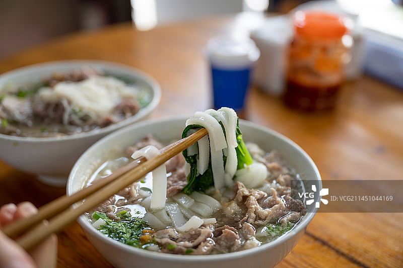 一碗放在桌子上的广东潮汕美食猪肉粿条汤图片素材