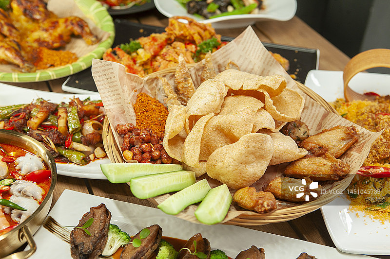 团购美食，一桌子菜，聚餐，聚会，丰盛，饕餮盛宴，团购，团购套餐，美味佳肴，荤素搭配，很多菜，油炸小吃图片素材