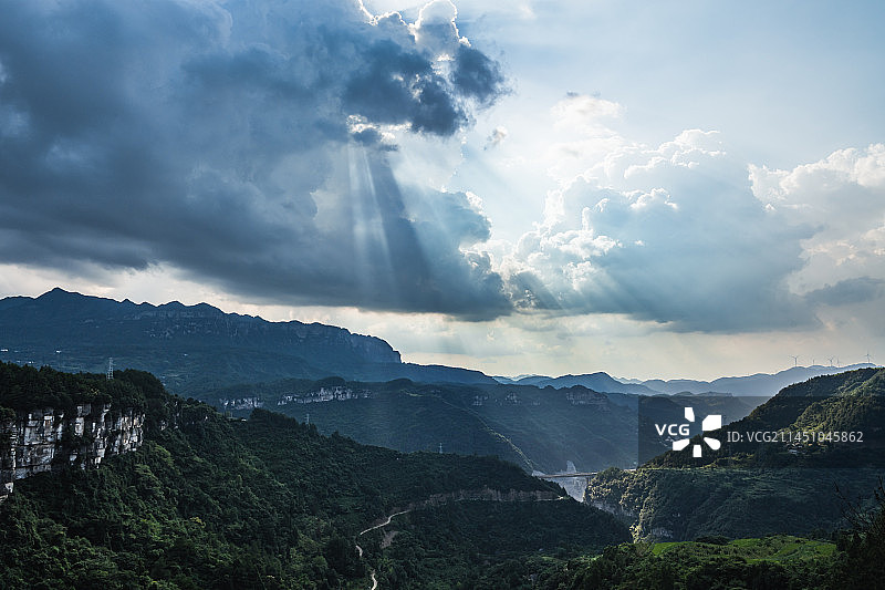 重庆南川观音村天空中出现的耶稣光图片素材