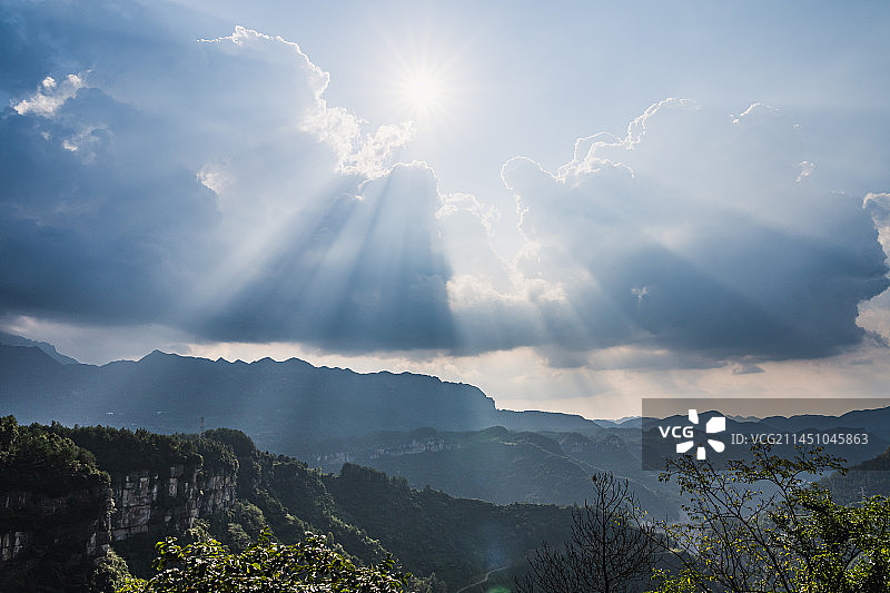 重庆南川观音村天空中出现的耶稣光图片素材