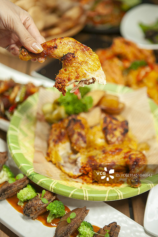 手拿鸡腿，手拿龙虾，手，吃鸡腿，龙虾钳子，团购美食，一桌子菜，聚餐，聚会，丰盛，饕餮盛宴，团购图片素材