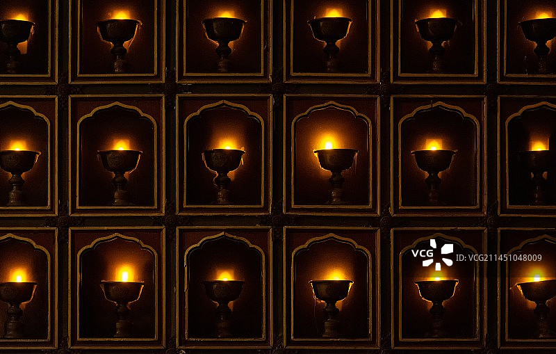 无锡灵山胜境梵宫内部的一格格格子架子里，一盏盏的酥油灯发出温暖的光芒，佛教里的祈福图片素材