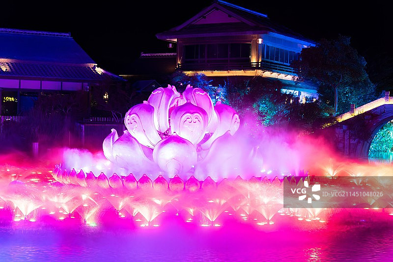 夜色中的无锡拈花湾香悦花街花开五叶喷泉表演和夜景，心灵度假地图片素材
