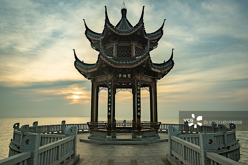 无锡拈花湾附近的太湖之滨十里明珠堤的日出朝霞红霞满天，中式凉亭望湖亭正在迎接喷薄而出的太阳图片素材