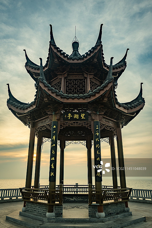 无锡拈花湾附近的太湖之滨十里明珠堤的日出朝霞红霞满天，中式凉亭望湖亭正在迎接喷薄而出的太阳图片素材