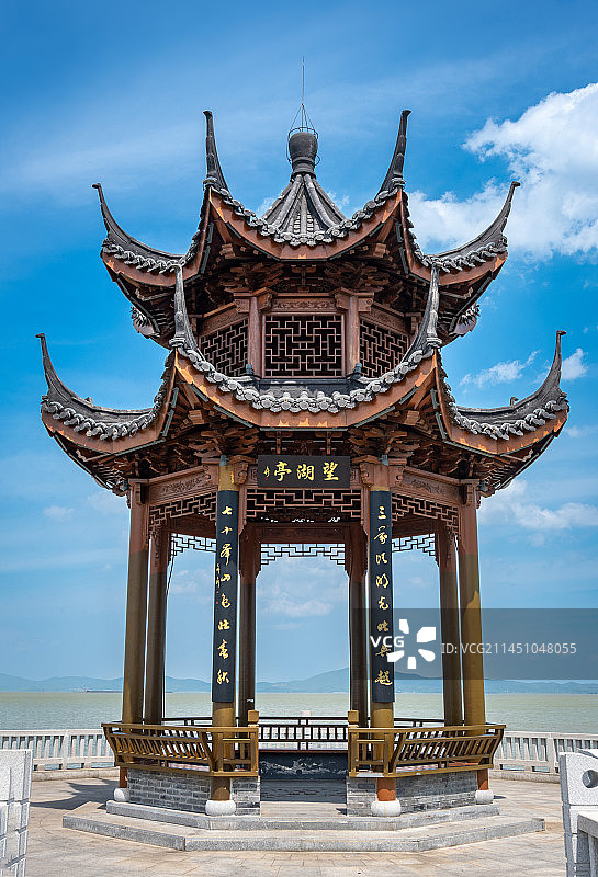 蓝天白云下的无锡太湖岸边古色古香的望湖亭是中式传统八角亭构造图片素材