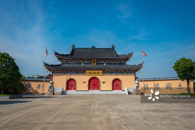 蓝天白云下的无锡宜兴竺山福善寺佛教建筑天王殿和黄色的围墙图片素材