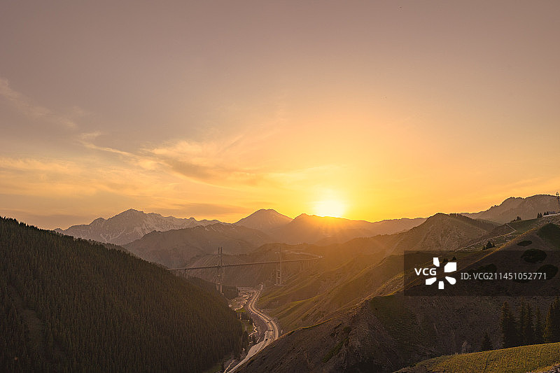 伊犁果子沟大桥日落图片素材