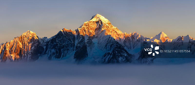 直达云巅图片素材