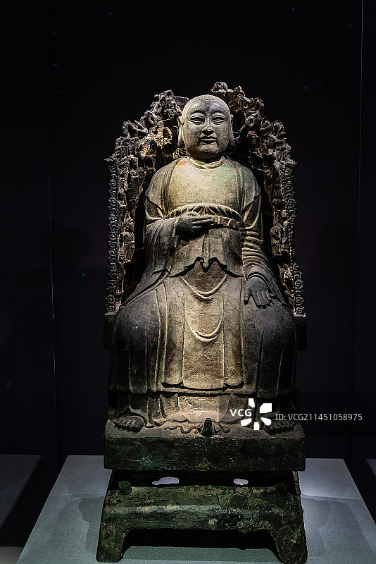 明代万历款铜铸带背龛真武坐像图片素材