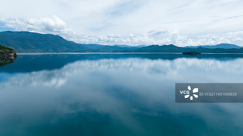 泸沽湖天空之镜图片素材