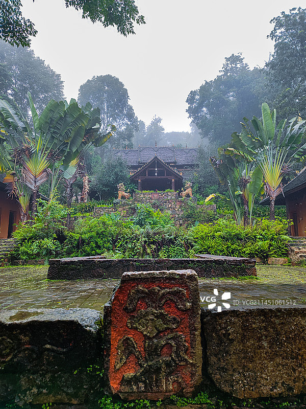 云南省普洱市澜沧县景迈山雨中的翁基布朗族古寨图片素材
