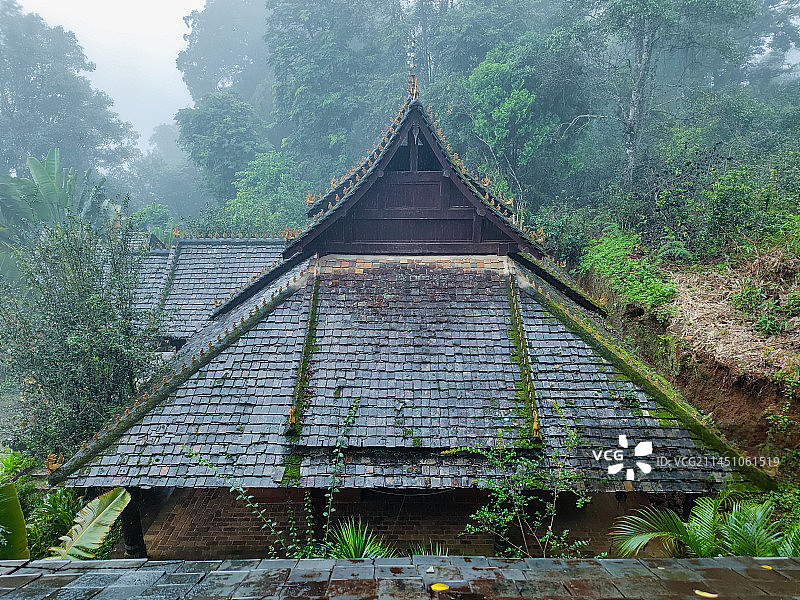 云南省普洱市澜沧县景迈山雨中的翁基布朗族古寨图片素材