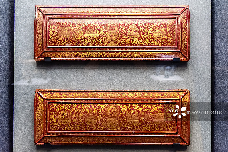 明永乐红漆戗金八吉祥纹夹经板图片素材