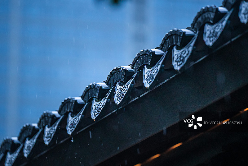 雨中的围墙屋檐瓦片图片素材