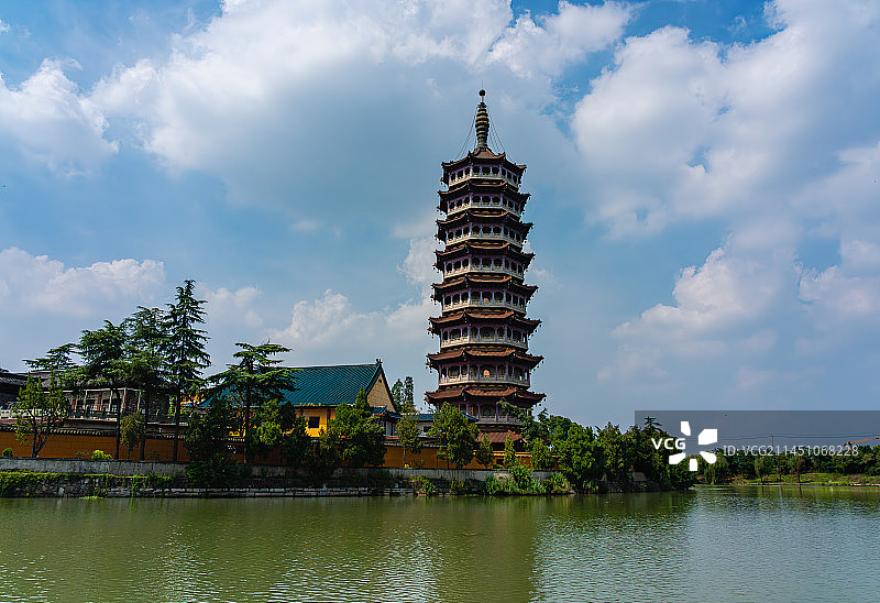 蓝天白云下的高旻寺风光图片素材