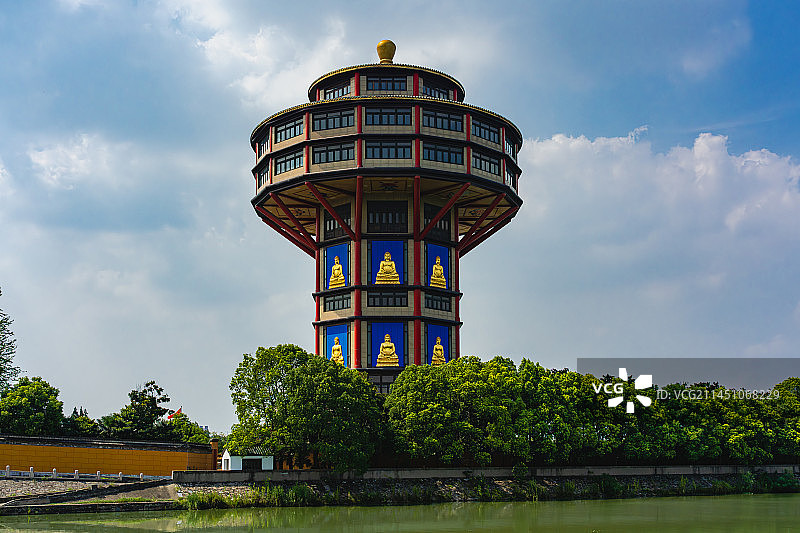 蓝天白云下的高旻寺风光图片素材