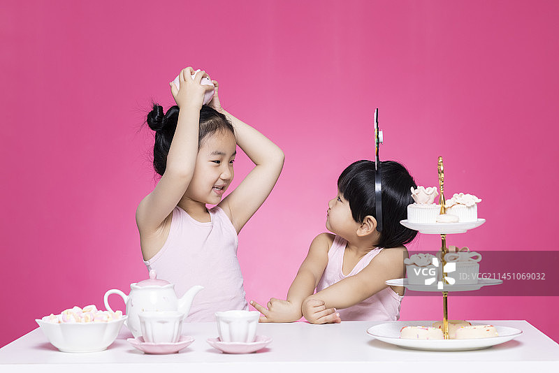 两个小女孩在过生日图片素材