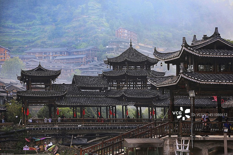 苗寨吊脚楼建筑图片素材