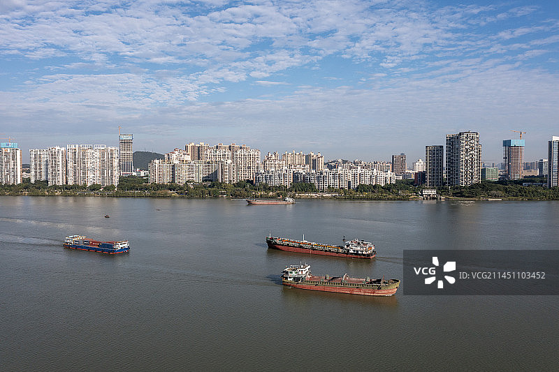 广东德胜河上的货船图片素材