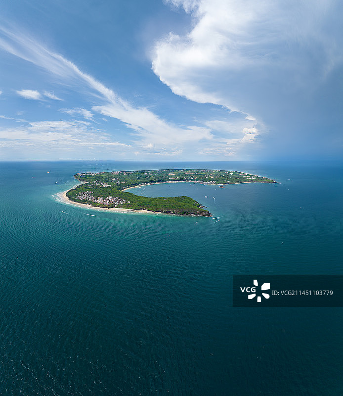 涠洲岛西南面全景低机位竖图片素材