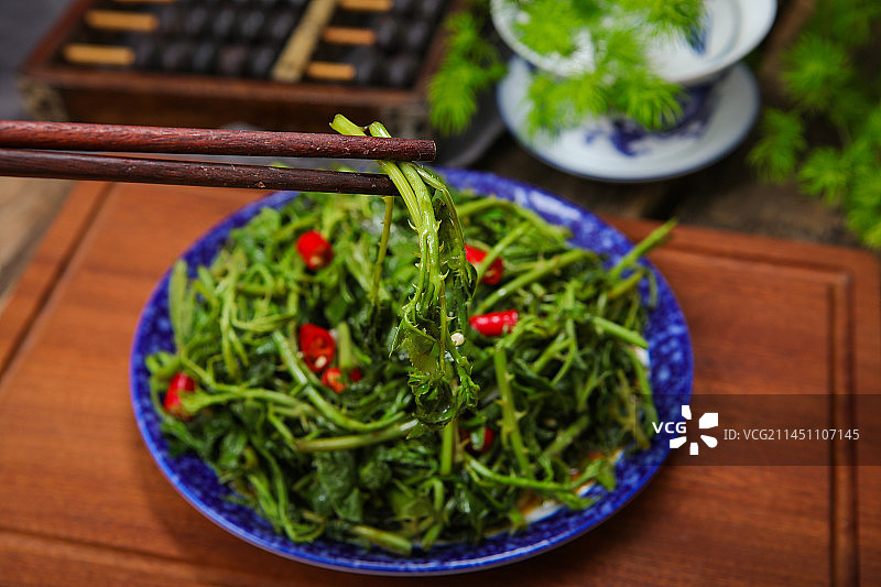 冰凉浓滑的凉拌刺五加图片素材