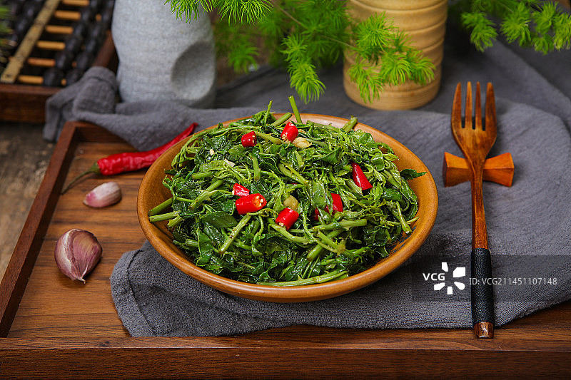 冰凉浓滑的凉拌刺五加图片素材