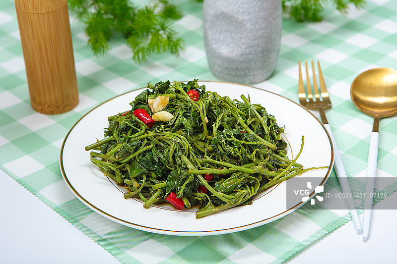 冰凉浓滑的凉拌刺五加图片素材