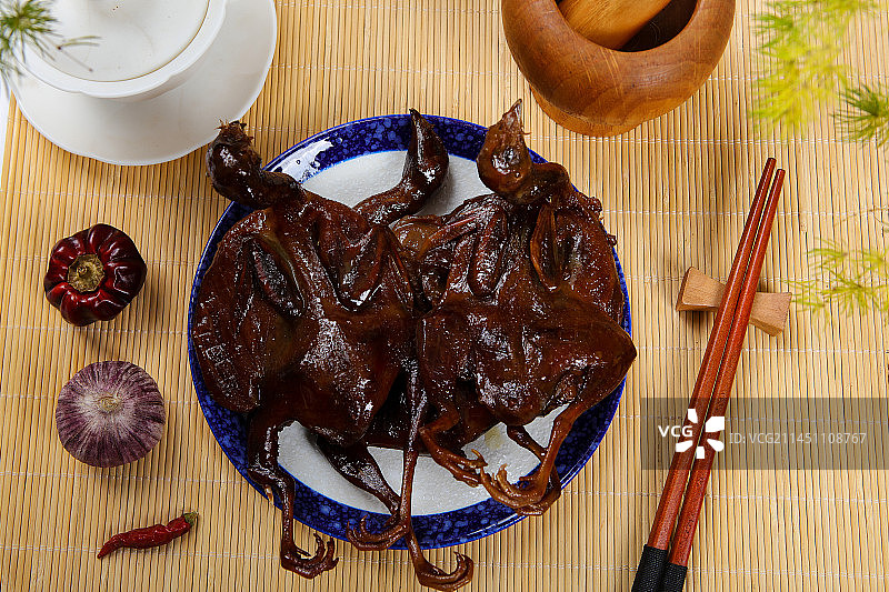口感醇厚的秘制鹌鹑图片素材