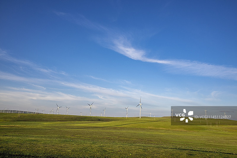 内蒙古自治区乌兰察布市察右中旗黄花沟辉腾锡勒大草原风力风电场的暮色图片素材