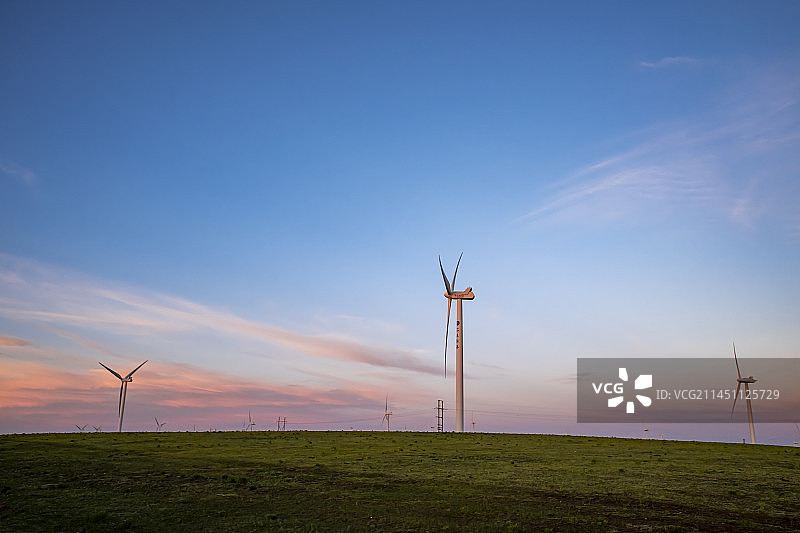 内蒙古乌兰察布市察哈尔右翼中旗黄花沟辉腾锡勒大草原风力发电场的晚霞图片素材
