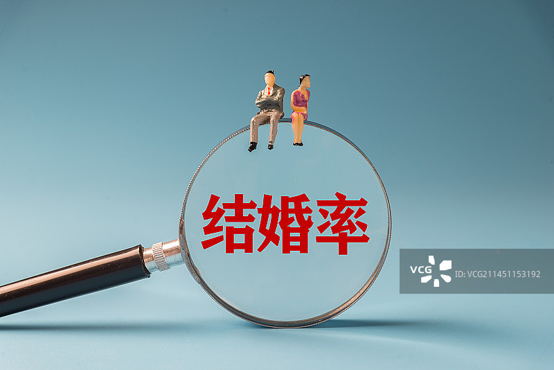 男女人偶和放大镜，婚姻婚姻概念图片：结婚率 离婚率 丁克家庭 冷静期图片素材