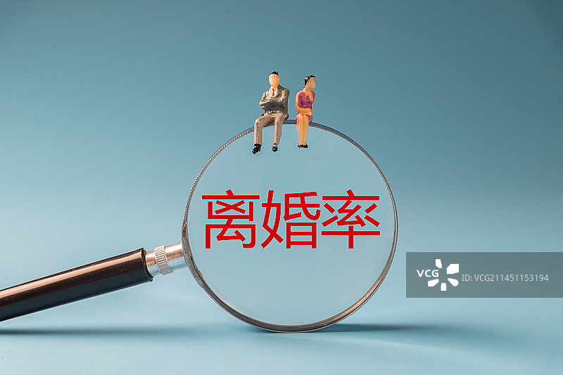 男女人偶和放大镜，婚姻婚姻概念图片：结婚率 离婚率 丁克家庭 冷静期图片素材