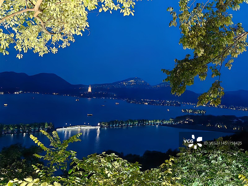 宝石山上看西湖夜景图片素材