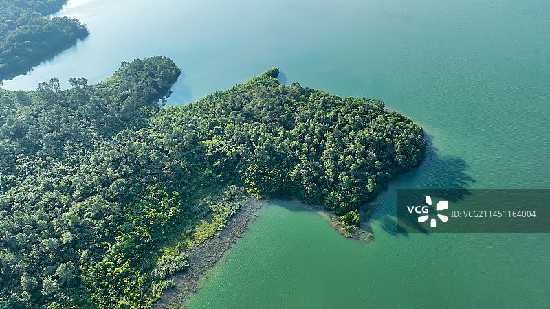 伸入湖泊中的小岛屿图片素材