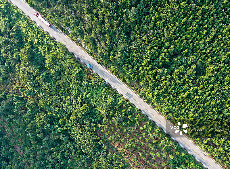 山中的一条笔直公路图片素材