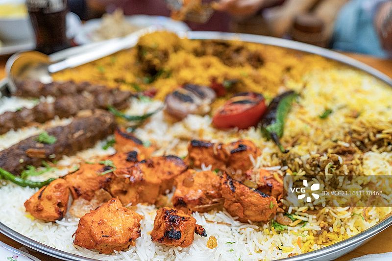 阿拉伯迪拜阿拉伯餐厅中东特色美食手抓饭图片素材