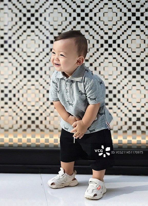 笑的肚子疼了图片素材