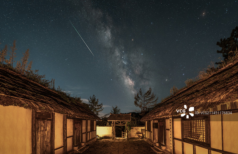 流星划过抱犊寨图片素材