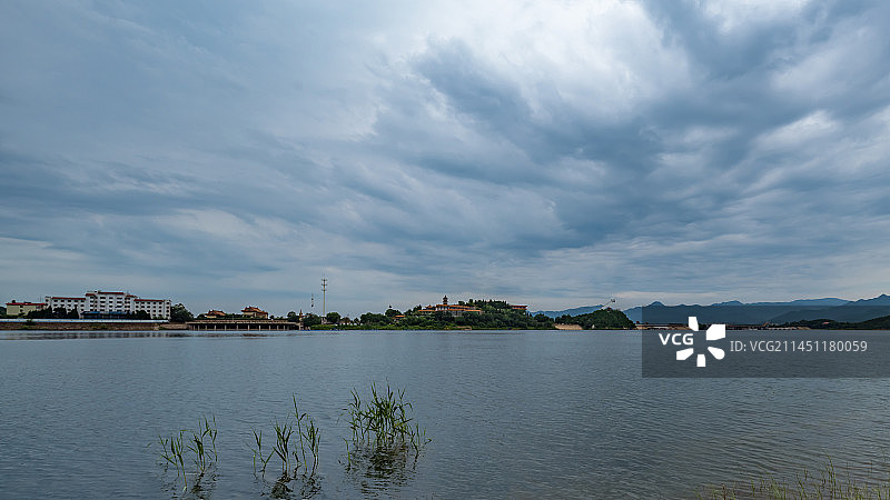 秋天的金海湖图片素材