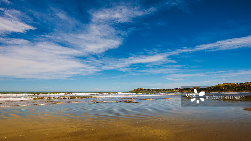 新西兰-南岛风光-摩拉基大圆石海滩-阳光沙滩和白云图片素材