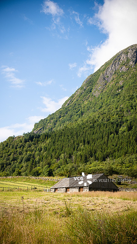 山间农场小屋图片素材