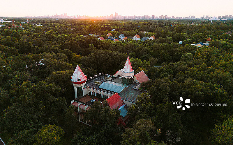 航拍哈尔滨太阳岛树林中建筑图片素材