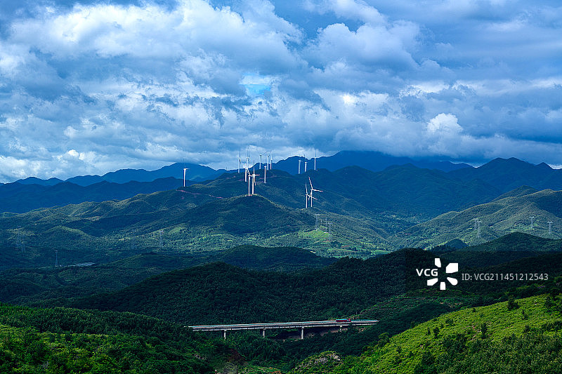 山区，云，风电，高速公路，红色汽车图片素材