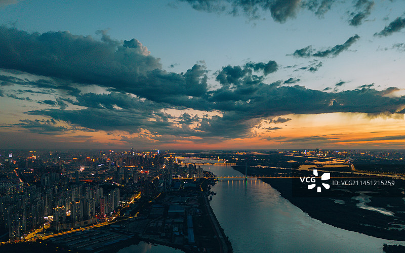 航拍日落黄昏时的哈尔滨图片素材