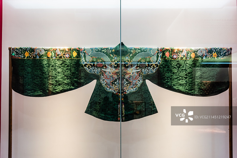 明代绿织金妆花通袖过肩龙柿蒂缎立领女夹衣图片素材