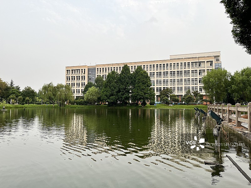 扬州大学湖泊，教学楼图片素材