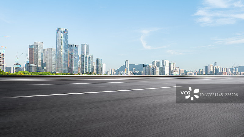 深圳城市建筑和空白无人的机动车道图片素材
